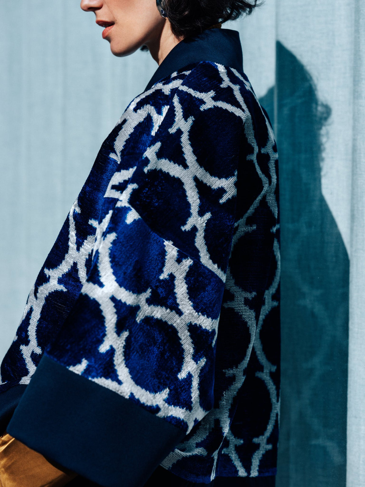 Eva ikat velvet jacket side view — wide kimono sleeves with navy cuffs, Aleksandra Viktor Berlin