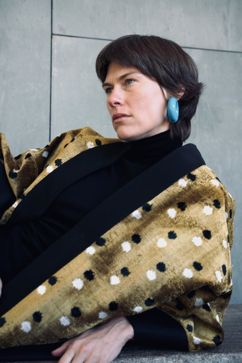 Suzanne Ikat Velvet Jacke – Detailansicht des Ikat-Samt-Musters und der Rippstrick-Borte