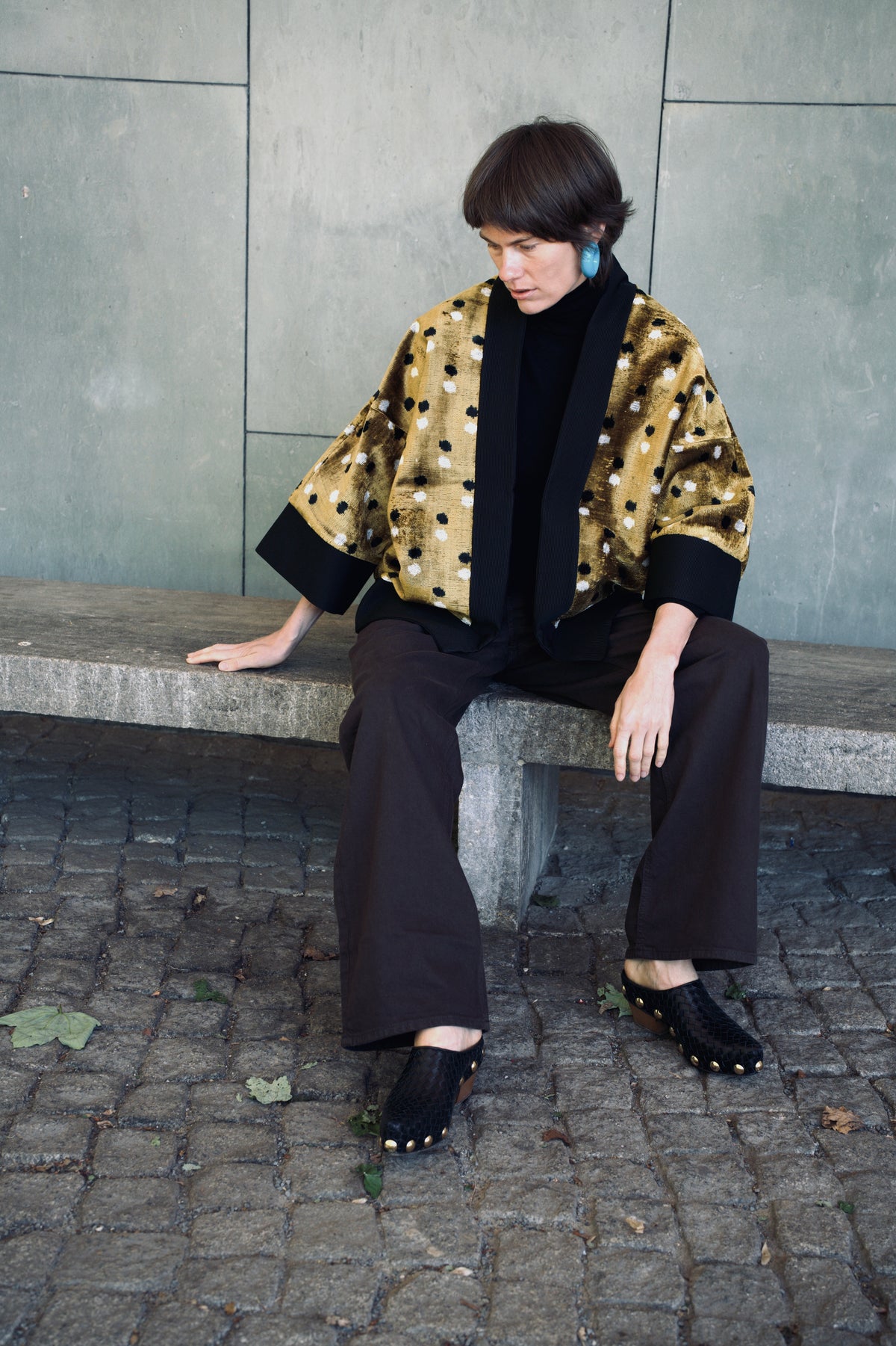 Suzanne Ikat Velvet Jacke – sitzend getragen, weite Kimono-Ärmel