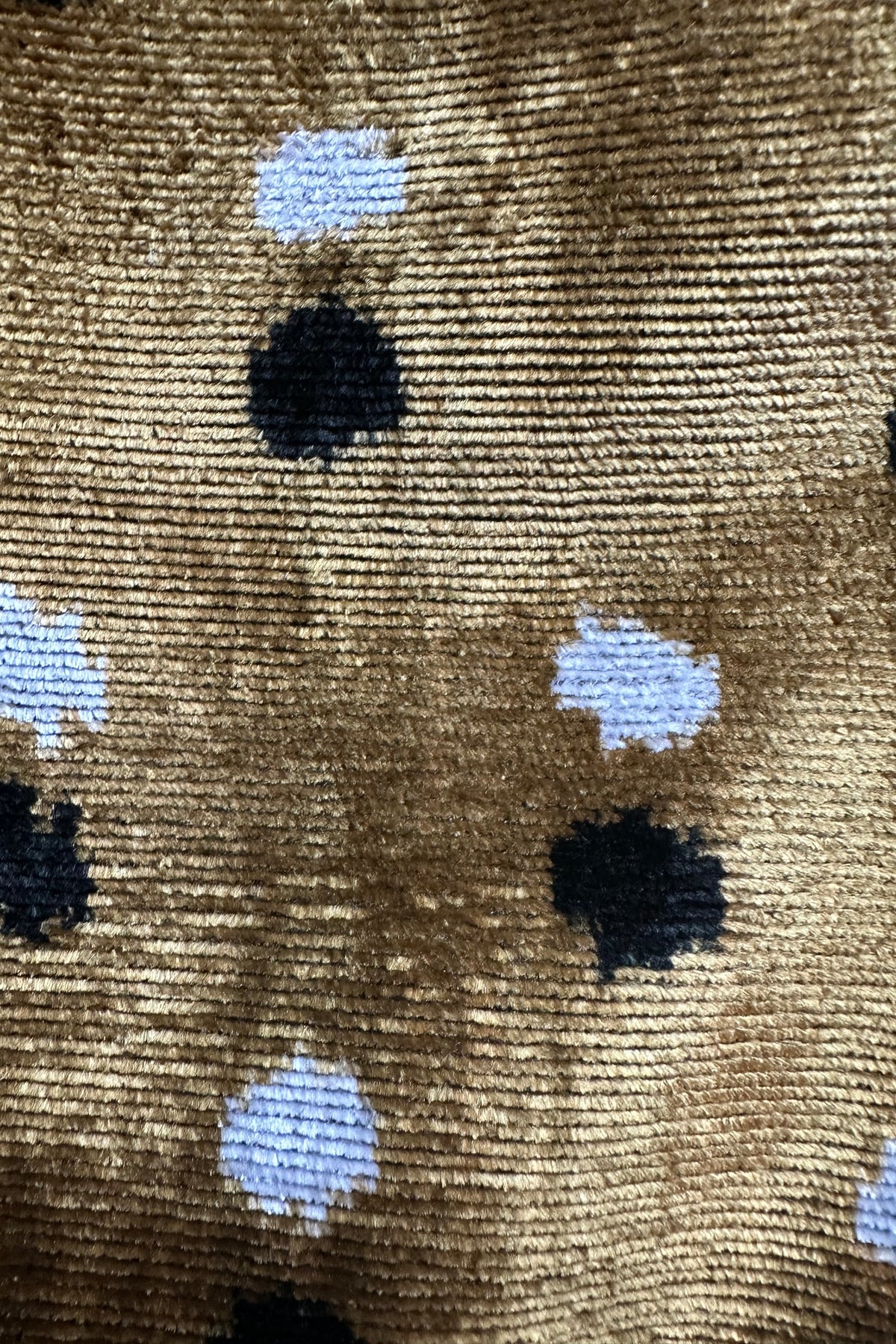 Suzanne Ikat Velvet Jacke – Nahaufnahme des goldfarbenen Ikat-Samts mit schwarz-weißem Punktmuster