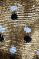 Suzanne Ikat Velvet Jacke – Nahaufnahme des goldfarbenen Ikat-Samts mit schwarz-weißem Punktmuster